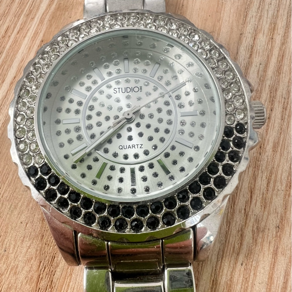 Studio time ladies silver tone crystal accented watch NEW BATTERY